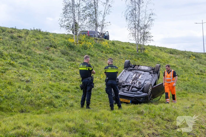 Personenauto raakt van weg en belandt ondersteboven