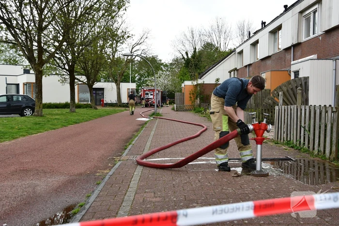 Brandweer druk bezig met doorspoelen van riool