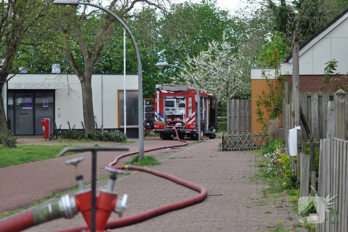 Brandweer druk bezig met doorspoelen van riool