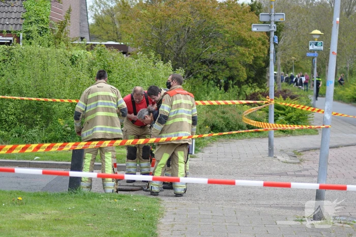 Brandweer druk bezig met doorspoelen van riool