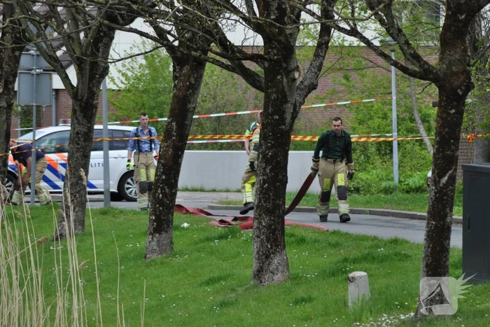 Brandweer druk bezig met doorspoelen van riool