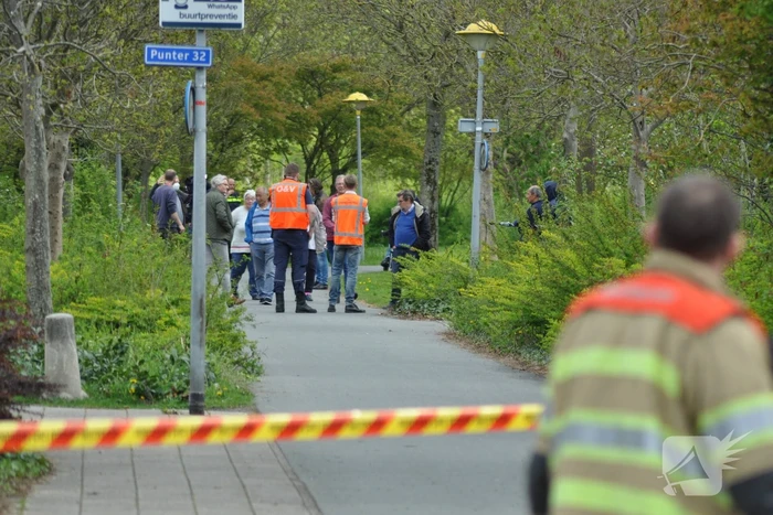 Brandweer druk bezig met doorspoelen van riool