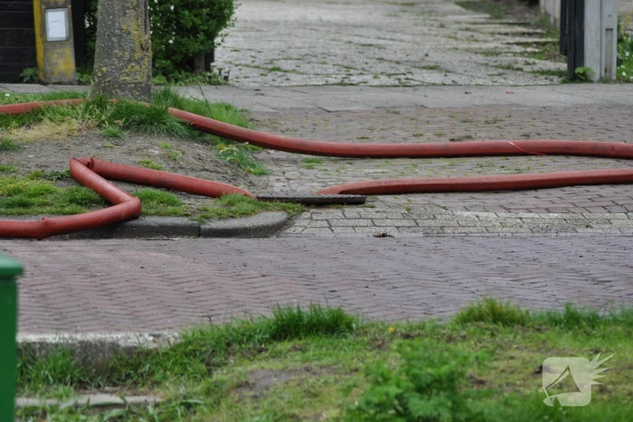 Brandweer druk bezig met doorspoelen van riool