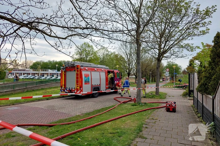 Brandweer druk bezig met doorspoelen van riool