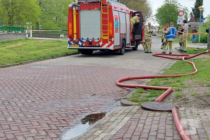 Brandweer druk bezig met doorspoelen van riool