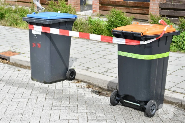 Brandweer druk bezig met doorspoelen van riool