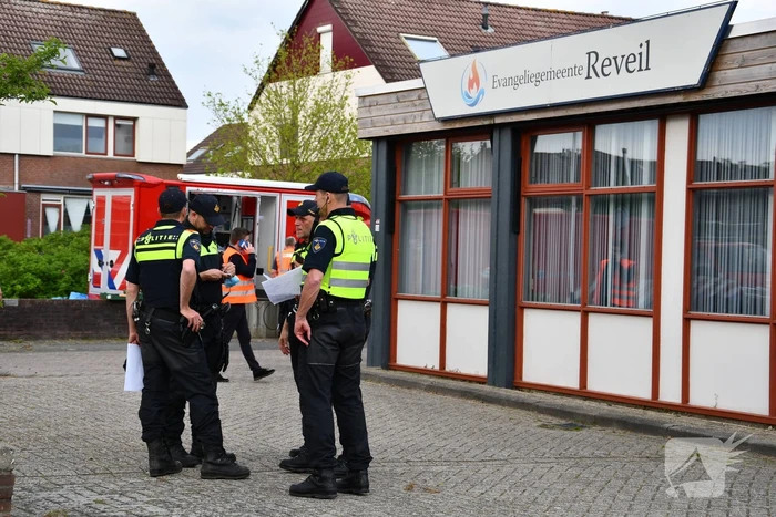 Brandweer druk bezig met doorspoelen van riool