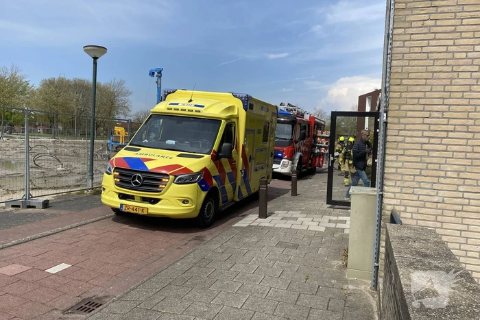 Brandweer blust brand in keuken van appartementencomplex
