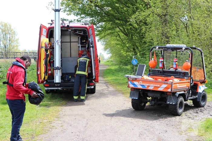 Brandweer haalt tas en bril uit water