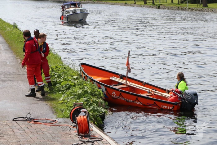 Brandweer haalt tas en bril uit water