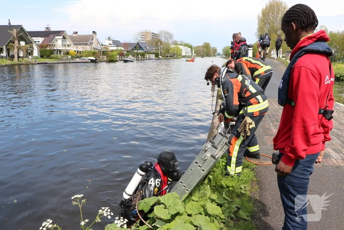 Brandweer haalt tas en bril uit water