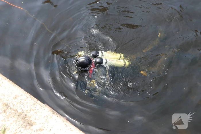 Brandweer haalt tas en bril uit water