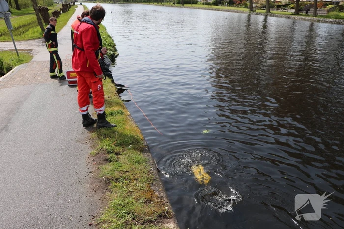 Brandweer haalt tas en bril uit water
