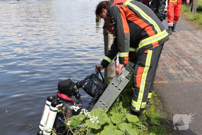 Brandweer haalt tas en bril uit water