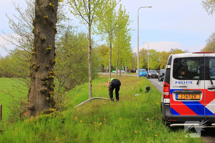 Bestuurder verliest controle over het stuur en rijdt lantarenpaal uit de grond