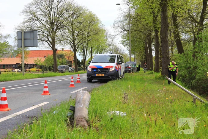 Bestuurder verliest controle over het stuur en rijdt lantarenpaal uit de grond