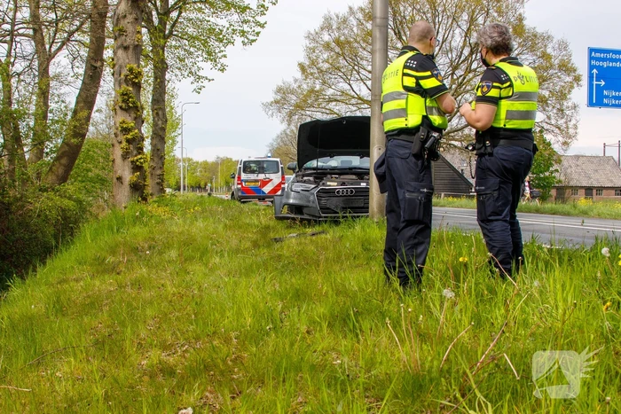 Bestuurder verliest controle over het stuur en rijdt lantarenpaal uit de grond