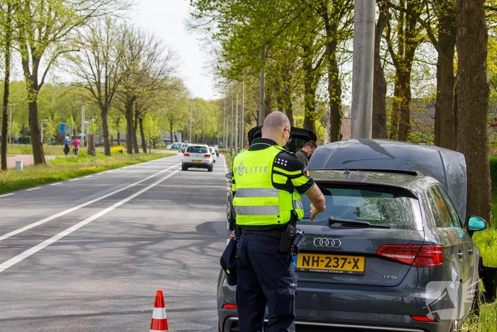 Bestuurder verliest controle over het stuur en rijdt lantarenpaal uit de grond