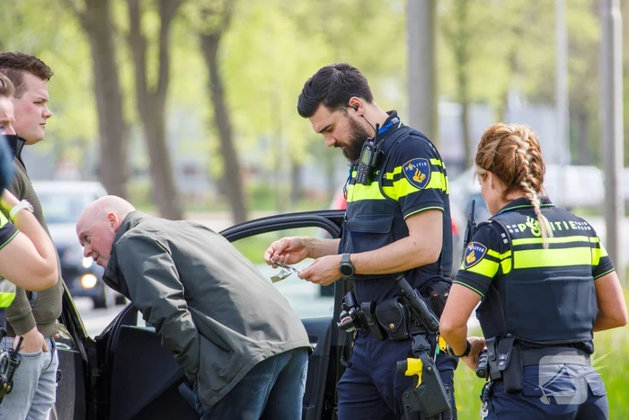 Bestuurder verliest controle over het stuur en rijdt lantarenpaal uit de grond