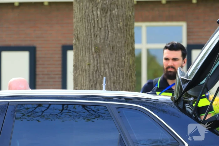 Bestuurder verliest controle over het stuur en rijdt lantarenpaal uit de grond