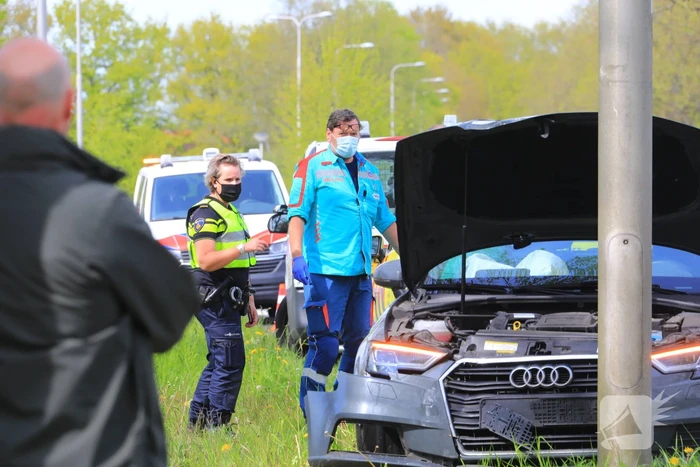 Bestuurder verliest controle over het stuur en rijdt lantarenpaal uit de grond