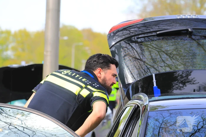 Bestuurder verliest controle over het stuur en rijdt lantarenpaal uit de grond