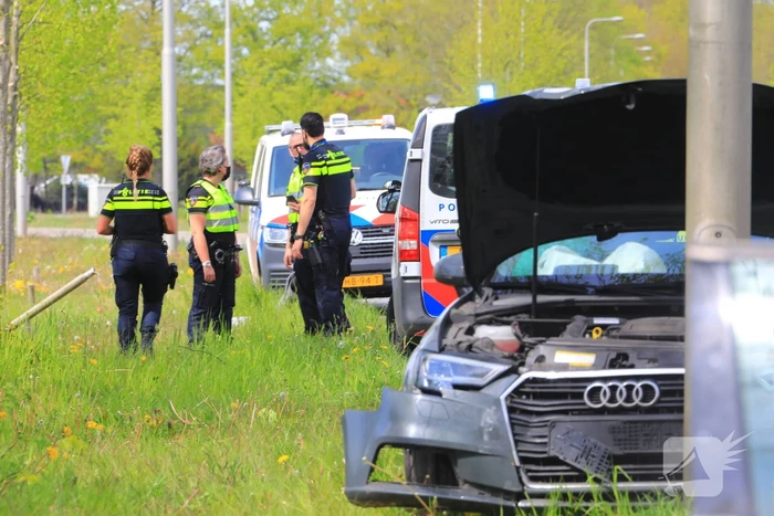 Bestuurder verliest controle over het stuur en rijdt lantarenpaal uit de grond