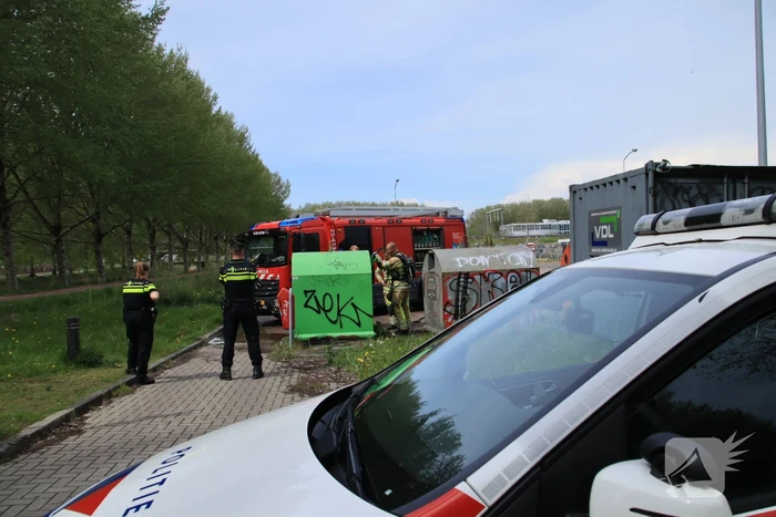 Brandweer blust brand in container