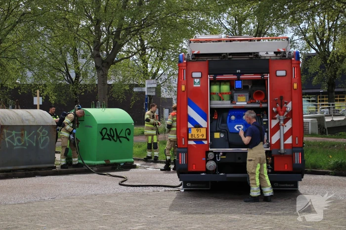 Brandweer blust brand in container