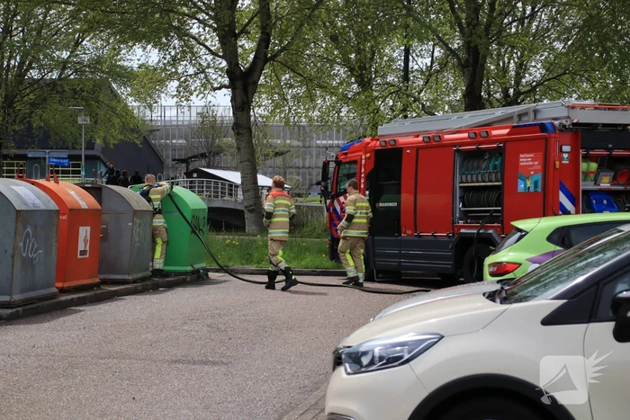 Brandweer blust brand in container