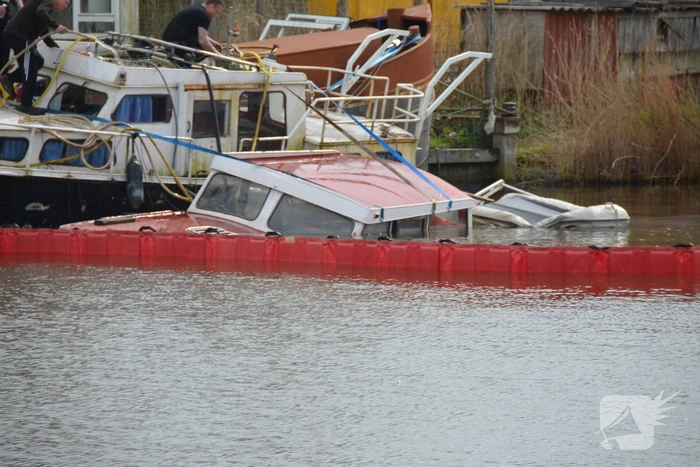 Kruiser motorjacht zinkt in Ferbiningskanaal