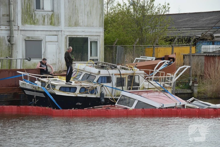 Kruiser motorjacht zinkt in Ferbiningskanaal