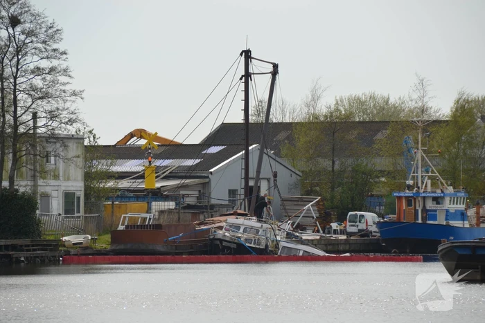 Kruiser motorjacht zinkt in Ferbiningskanaal