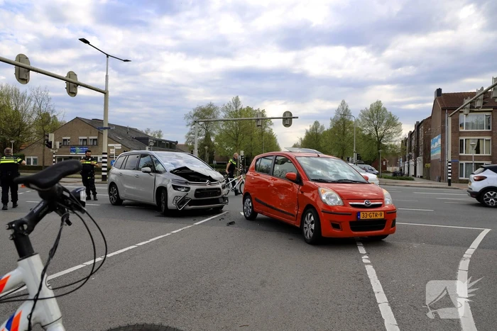 Verkeerschaos en botsing op kruising