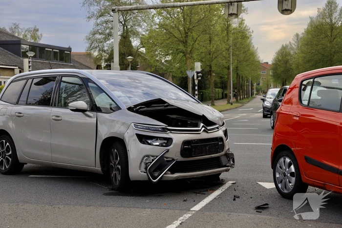Verkeerschaos en botsing op kruising