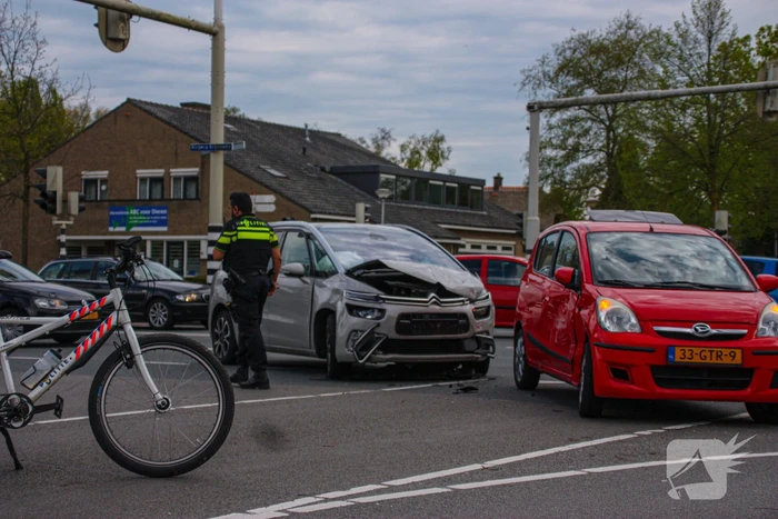 Verkeerschaos en botsing op kruising