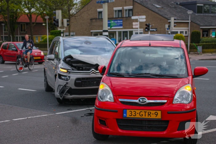 Verkeerschaos en botsing op kruising