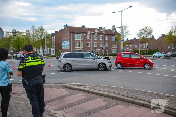 Verkeerschaos en botsing op kruising