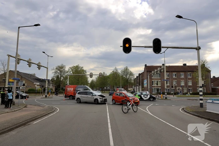 Verkeerschaos en botsing op kruising