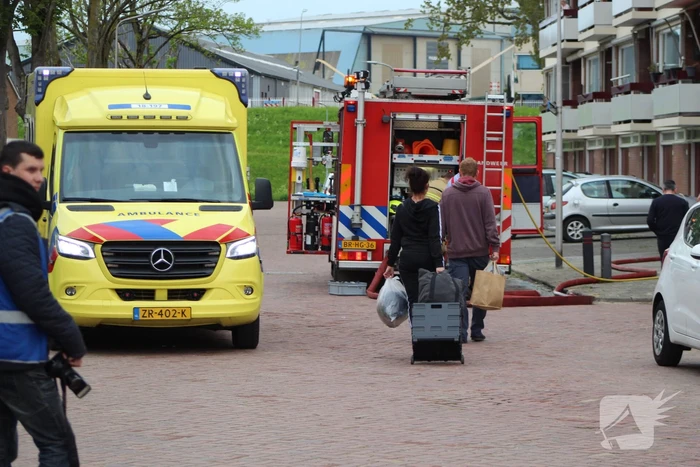 Brandweer blust brand in keuken van appartement
