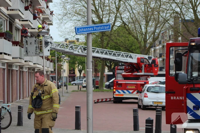 Brandweer blust brand in keuken van appartement