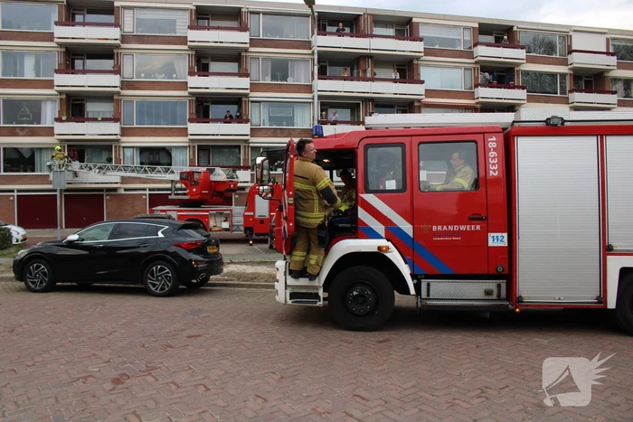 Brandweer blust brand in keuken van appartement