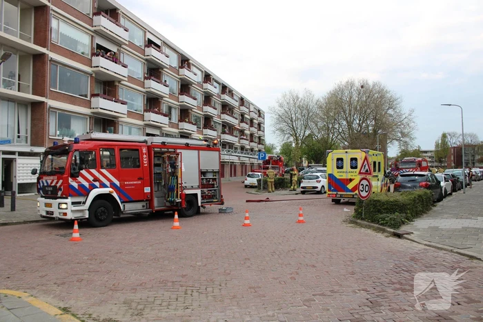 Brandweer blust brand in keuken van appartement