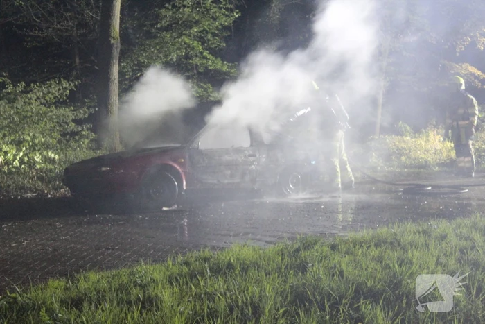 Auto mogelijk in brand gestoken