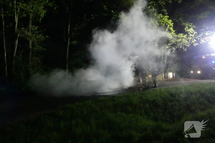 Auto mogelijk in brand gestoken