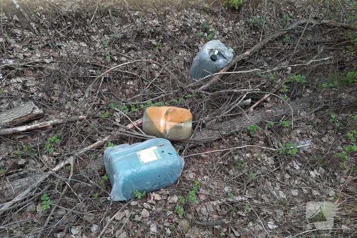 Gedumpte jerrycans aangetroffen