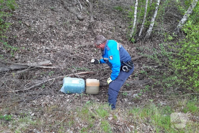 Gedumpte jerrycans aangetroffen