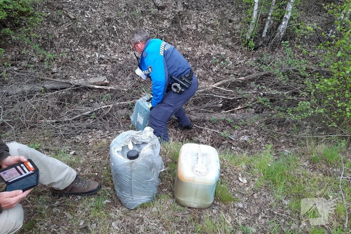 Gedumpte jerrycans aangetroffen