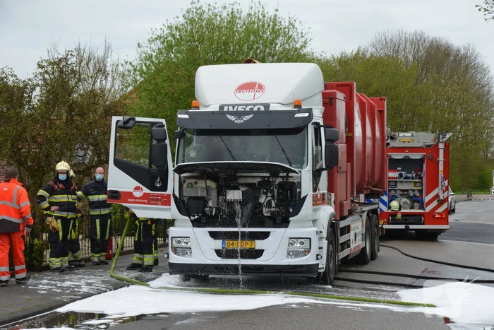 Vuilniswagen vat vlam bij legen van containers