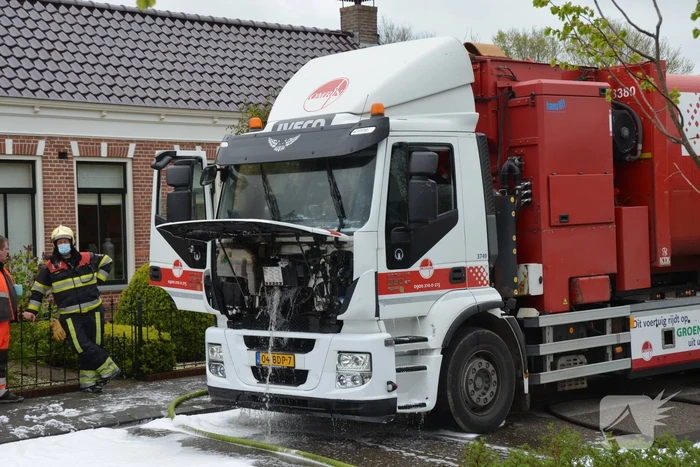 Vuilniswagen vat vlam bij legen van containers